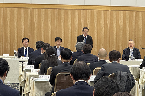 市長が会議に出席している写真