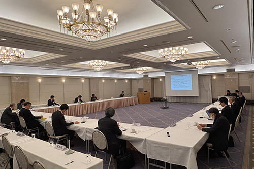 市長が会議に出席している写真