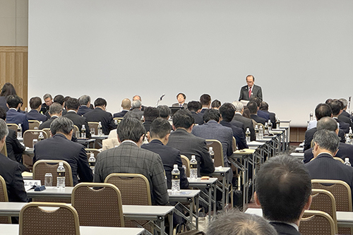 市長が会議に出席している写真