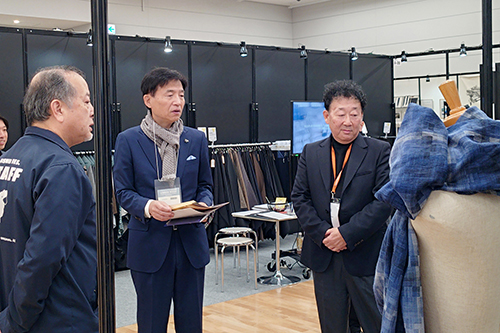 市長が視察している写真