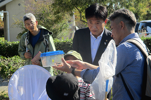市長が見学している写真