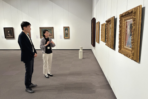 市長が鑑賞している写真