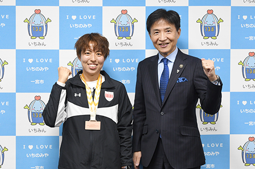 市長が記念撮影している写真