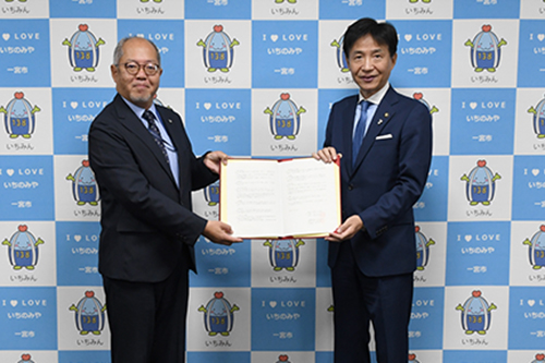 市長が記念撮影している写真