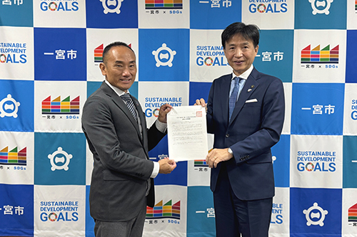 市長が記念撮影している写真