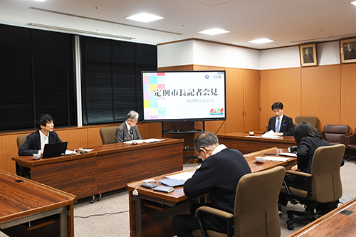 記者会見の様子の写真