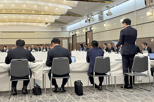 懇談会に出席している写真