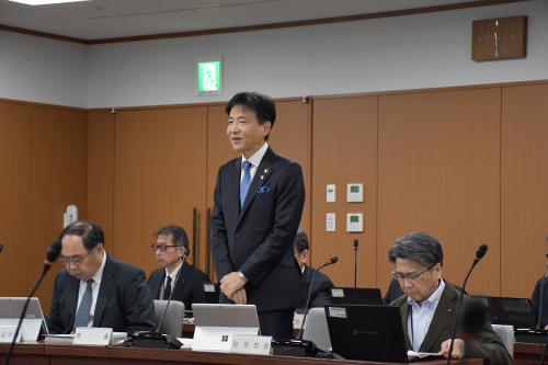 市長が委員会に出席している写真