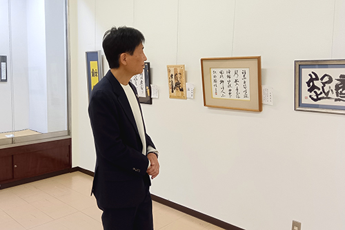 市長が鑑賞している写真