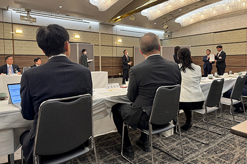 市長が意見交換会に出席している写真