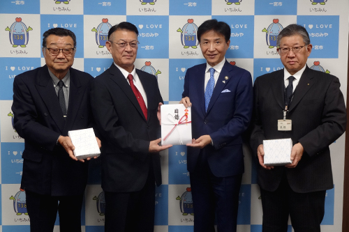 市長が記念撮影している写真