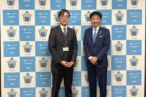 市長が記念撮影している写真