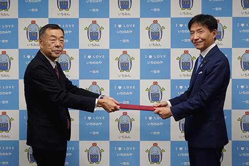 市長が答申を受け取っている写真