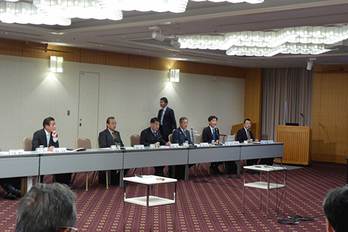 市長が意見交換している写真