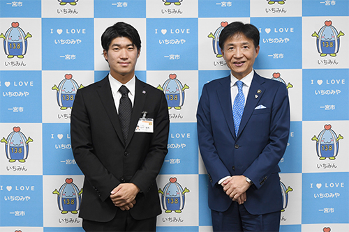 市長が記念撮影している写真