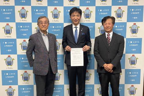 市長が記念撮影している写真