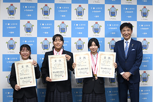 記念撮影の様子の写真