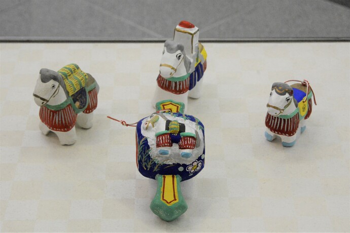 写真：馬を題材にした4つの土人形