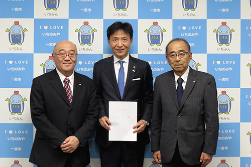 市長が記念撮影している写真