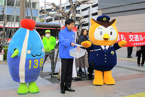 市長が街頭キャンペーンしている写真