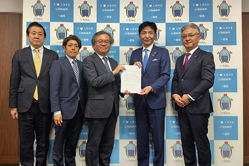 市長が記念撮影している写真