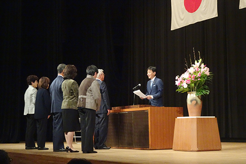 市長が伝達している写真