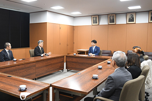 市長が意見交換している写真