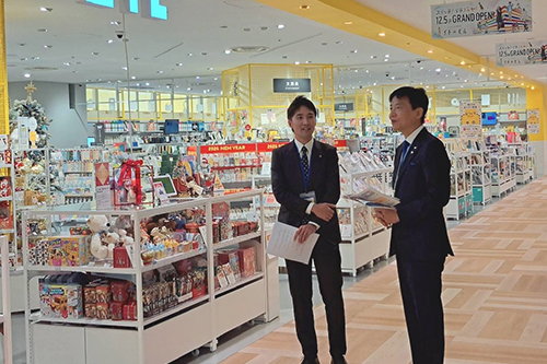 市長が内覧している写真