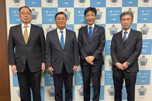 市長が記念撮影している写真