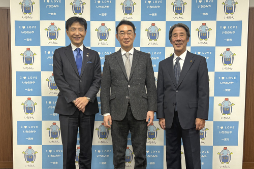 市長が記念撮影している写真