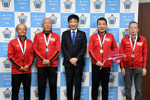 市長が記念撮影している写真