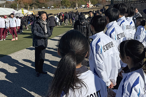 市長が激励している写真