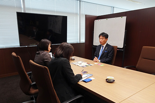 市長が取材を受けている写真