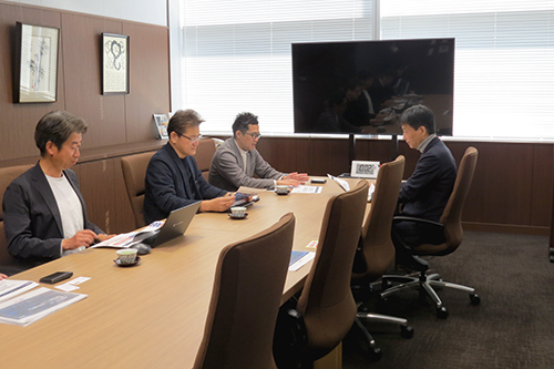 市長が情報交換している写真