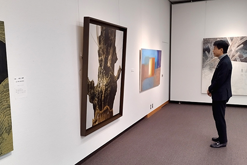 市長が鑑賞している写真