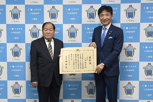 市長が記念撮影している写真