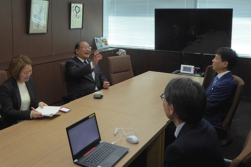 市長が意見交換している写真