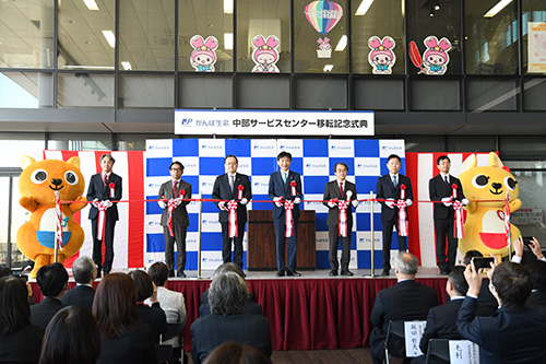 市長がテープカットをしている写真