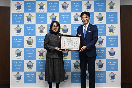 市長が記念撮影している写真