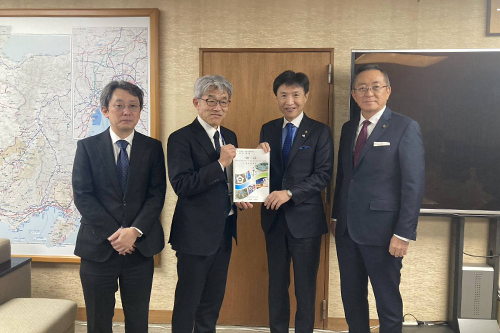 市長が記念撮影している写真