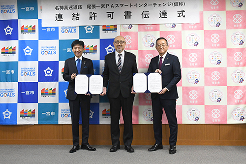 市長が記念撮影している写真