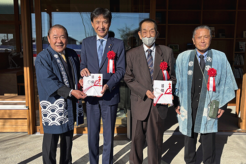 市長が寄付を受けている写真