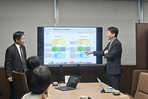 市長が意見交換している写真