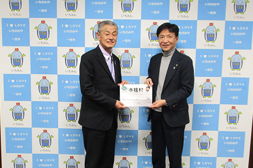 市長が記念撮影している写真