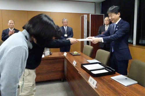 市長が表彰している写真