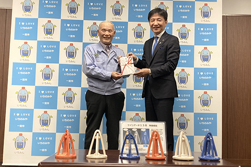 市長が記念撮影している写真