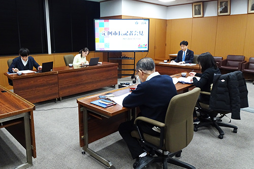 記者会見の様子の写真