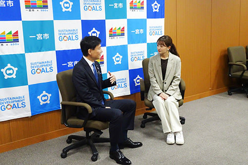 市長が取材を受けている写真