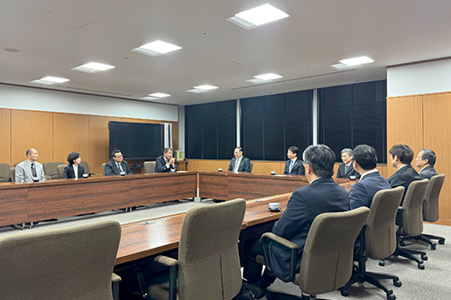 市長があいさつを受けている写真