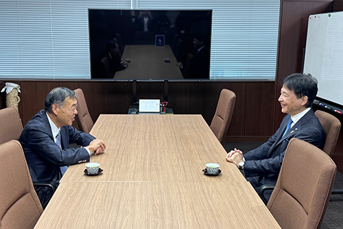 市長があいさつを受けている写真